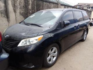 Foreign used Toyota sienna 2011 in surulere