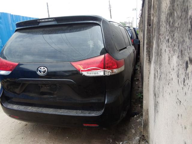 Foreign used Toyota sienna 2011 in surulere