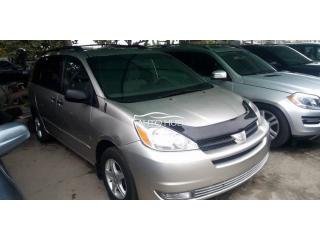 2005 Toyota Sienna LE Gold