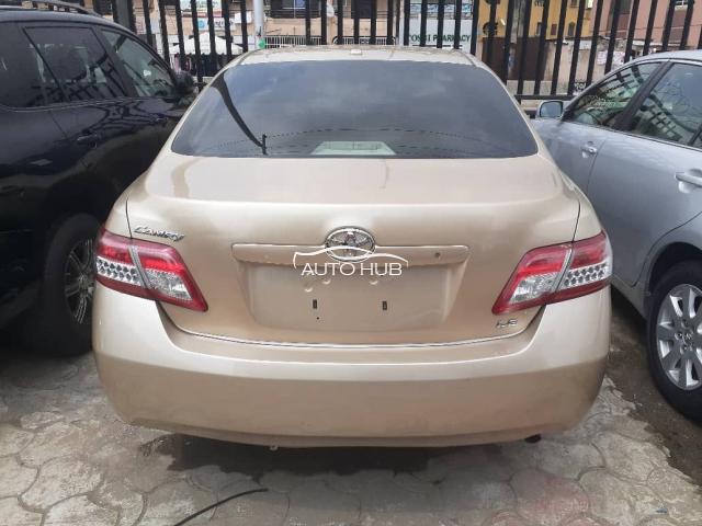 2009 Toyota Camry LE Gold