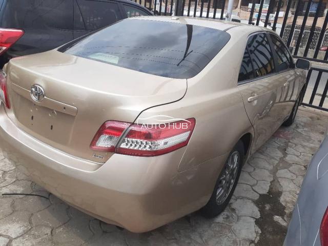 2009 Toyota Camry LE Gold